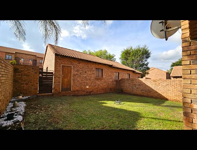 2 BEDROOM APARTMENT RENTED IN MOOIKLOOF RIDGE